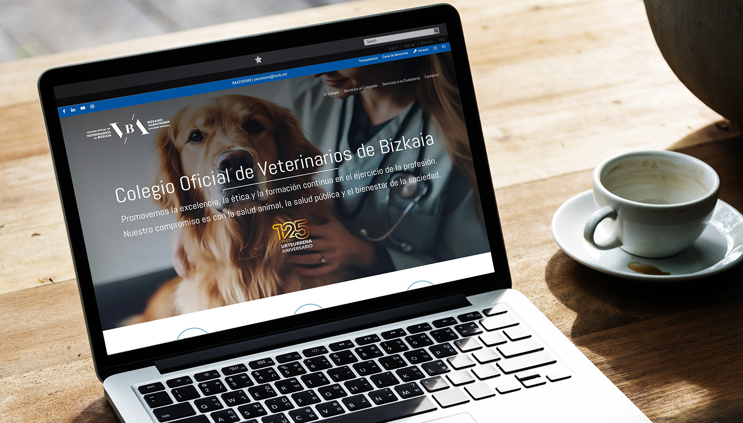 Ordenador portatil con la página web del Colegio de Veterinarios de Bizkaia
